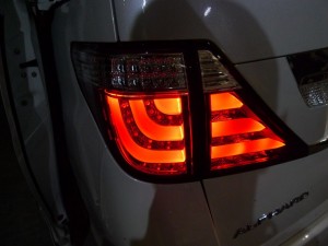 20系アルファードのテールユニット持込交換とウィンカーホワイト化