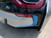  リアはナンバー灯から簡単に電源分岐できました。LEDテープも車両側を痛めないように、両面テープと必要最小限の接着剤で留めました。 