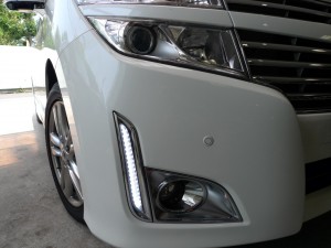 E52エルグランドの純正風デイライトとフォグランプHID取付
