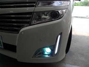 E52エルグランドの純正風デイライトとフォグランプHID取付 AFTER
