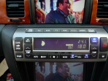 40型ソアラのエアコンパネル他のLED打ち替え作業で大失態 エアコンパネルにヒビが入ってしまいました。長年同じ作業をしていますが初めての失態です。古いパーツなので相当脆くなっていたようです。新品部品の値段を聞いて愕然としました。3日間無償対応となってしまいました。