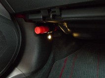 レヴォーグのナビ・エアコンパネルLED打ち替え 走行中は電球色。この電球色を赤色に打ち替えしました。