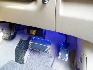 オデッセイのフットイルミ取付