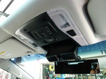  まずは室内灯のLED化です。グレードによって電球タイプとLEDタイプがあるそうですが、ノーマルLEDはかなり暗く色味も黄色っぽいのでハロゲンタイプをLED化するほうが断然お得とのことです。 