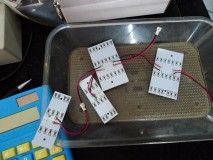  当店のLEDは入力と出力端子があるため、はんだで簡単に連結できます。 