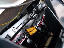  今回はウィンカー爆光LEDキットを使いました。前後ウィンカーは10WのLEDで、ハイフラ対策はフロントに抵抗を取付しました。フロントに付けるだけでリアの分もカバーします。 