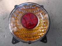  いすゞ純正のLEDテールですが、ウィンカーは電球です。また、このウィンカーには中にカバーが仕込まれているため、せっかくのクリアテールなのにオレンジ色に見えてしまいます。 