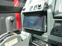 出張作業!レッカー車にナビとLEDスイッチ取付 その開いたスペースに7インチのナビ「ストラーダCN-R330D」を取り付けます。購入はやっぱり日本一安い「ナビ工房(旧ナビネット)」さんです。ネット最安値で購入することができます。量販店に行くぐらいなら確実にこちらのほうが安いです。業者さん御用達です。