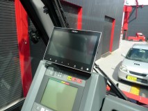 出張作業!レッカー車にナビとLEDスイッチ取付 まずはもともとあったモニターを上に移植します。