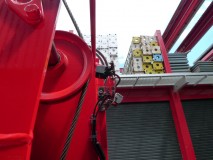 出張作業!レッカー車にナビとLEDスイッチ取付 ちなみにですがカメラにはフロント用とリア用があるのをご存知でしょうか?フロント用は正像、リア用は鏡像といいます。間違えて取り付けると左右があべこべになってしまいます。カメラはクラリオンのお高いものを使っています。トラックや重機の世界ではモニター・カメラといえばクラリオンだそうです。たしかにカメラの映りは良いですし長い距離もブースターなしで配線できます。ただ適合情報がわかりにくいので、ネットで購入するときは注意が必要です。カメラ・モニター・ケーブルそれぞれに専用のものがあって、適当に買うと使えないことが多いです。