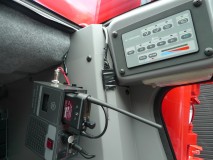出張作業!レッカー車にナビとLEDスイッチ取付 なので今回はLED作業等のスイッチをワイヤレスで飛ばしました。本当は内張りの中に納めたいのですが、なにせすべてが金属でできているので電波のために外に出しています。