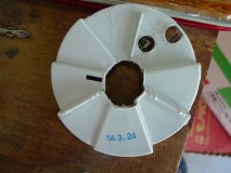  日付が印刷されている！04年か…。11年経てばそらLEDも切れるわな～。いかんせんトヨタは壊れない車を作りすぎるのでこういう故障が目立っちゃいますが、外車だったら8年ぐらいで壊れますよね。そして当たり前のように修理代ん十万請求してきます。 