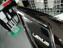  サイドの部分にアンバーを指し色として追加したいというご依頼でした。砲弾LED仕様をご希望でしたが、アクリル板を埋め込んで裏からLEDを当てることで、柔らかく光るように仕上げました。 