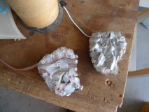  仮固定が終わったらシリコン接着剤でしっかり固定します。これまで配線作業は大変でしたが、この配線済みの商品はとても便利です。 