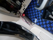 10系アルファードのバックカメラ修理 助手席ダッシュをバラすと案の定、カロのカメラモジュールが。専用配線なのでケーブルを一から引きなおす必要がある
