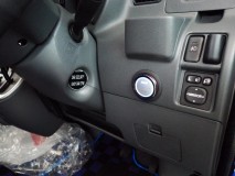 ハイゼットへ後付スマートキーEASYCAR取付 元々のキーシリンダー部分は、ハンドルロック解除のためキーが挿された状態で蓋をします。今回はダッシュボード上にボタンを設置しました。