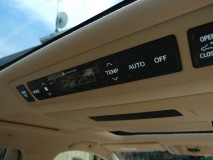 アルファードハイブリッドの室内パネル全LED打ち替え リアのエアコンパネルは液晶を反転してホワイト化しました。