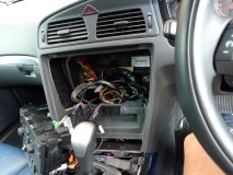 VOLVO V70 後期の室内パネル類打ち替え作業 前回はこのナビパネルを分解できずに断念しましたが、今回はサービスマニュアルで勉強しました。ただし外すまでに1時間ぐらいはかかりますので、やはり曲者です。