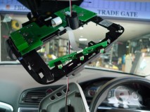 VOLVO V70 後期の室内パネル類打ち替え作業 天井照明のスイッチもバラしましたが、残念ながらLED内蔵スイッチで色換えできませんでした。おそらく無理して施工するとスイッチが壊れます。スピードメーターもバラしましたが、前期型は電球でしたが後期型はLED化されていました。針を外せば施工可能ですがリスクが高いので、今回は断念しました。