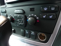 VOLVO V70 後期の室内パネル類打ち替え作業 文字の部分は電球のためLED化しています。直接基盤に半田付けしているため、光ムラが少ないです。