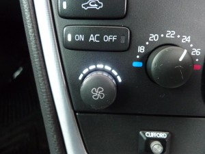 VOLVO V70 後期の室内パネル類打ち替え作業