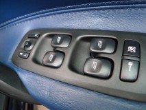 VOLVO V70 後期の室内パネル類打ち替え作業 このMPXもバラすのにドアパネルを外す必要があります。
