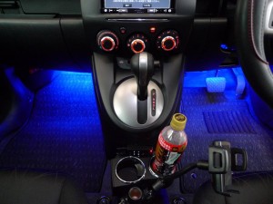 デミオのスピードメータ打ち替えとフットランプイルミ施工