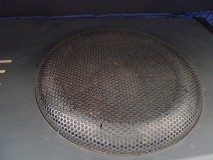  ウレタンエッジなのでひび割れが発生。案の定電源を入れたが割れた音がしてしまい、今回は取付を断念しました。お客様にて修理するか検討しているとのこと。昔のオーディオなので音が良いのは間違いないのですが、経年劣化が課題です。 
