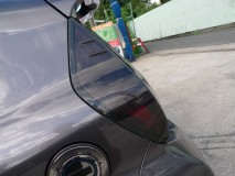 アクアのフェンダーモール取付他車検準備 車検対策として、US仕様のLEDと赤の反射板が車検NGなので、応急的にカーボンを貼りました。