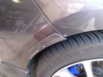 アクアのフェンダーモール取付他車検準備 まずは小さい方を取り付けます。ただ貼るだけです。