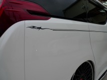  ピンストデザインもお客様にて。やっぱり白い車体には間違いなく黒ステッカー。 