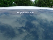 ガラス上部に当社ステッカー。お客様デザインです。車検までの3年間頑張れ！！ 