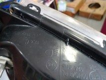 エクスプローラーのヘッドライト交換とフェンダーウィンカー交換 このヘッドライトは暖めても駄目なので超音波カッターでカットしていきます。