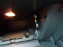 ETCはコンソールBOX内に  この車2009年製と非常に新しいので  もちろん制御機器はすべてCAN通信  オーディオですらCANなので基本的に電源の分岐が非常に難しいです。  今回は無難にヒューズBOXから分岐しましたが  このヒューズBOXにたどり着くまでに1時間以上かかりました・・・。 