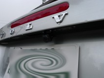  カメラはオープンカーということもあって  取り付け場所が非常にシビア  この場所もクリアランス２ｍｍぐらいしかありません。 