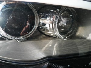 F10 BMW 5シリーズの ヘッドライトイカリング修理