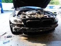 F10 BMW 5シリーズの ヘッドライトイカリング修理 バンパーさえ外してしまえばヘッドライトユニットすぐに外れます。 今の車は本当に良く出来てます。