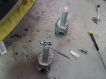 F10 BMW 5シリーズの ヘッドライトイカリング修理 もともとLEDのあった位置に固定して組み付けます。 明るさはもともとのものより明るいです。 全部組み付けて問題発生!!なんとイカリングのみではなく眉毛ラインも点いてない・・・。 コントローラーでイカリングと眉毛ラインは共通制御のよう・・・。 とりあえず現状復旧して今後の対策を検討するとのこと。 もしかするとコーディングで書き換えしているらしいがその辺が影響しているかも・・・。 現代の車は故障すると原因追及が大変です!!
