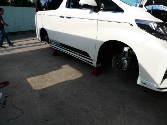   30型アルファードのLED仕込み作業  