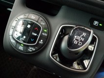  現行車種はLEDサイズがバラバラで  明るさ調整が非常に大変  基本的には同じチップを使って作業しますが  サイズ的にかなりしんどい部分も・・・。 