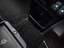  今回バラシついでにUSB充電ポートを増設しました。  2個口タイプで  1個は充電用  もう一個はオーディオリンク用  アルパインのナビ用ケーブルが某バックスでは取り寄せといわれてしまったそうですが  当店の近くにある「ナビ工房」を紹介したところ在庫アリとのこと  最新のBIG Xでしたが適合も確認してくれたとのこと  さすがです・・・。 