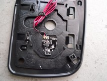 C26セレナのLED内蔵ミラー加工 カットするのはごく一部。ほとんどが削りです。業務用ルーターが無いと始まりません。ちなみにこちらの基盤は防水ではございませんのでLEDの反対側の基盤を事前にクリア塗装しておきます。このときくれぐれも溶剤系スプレーは厳禁です。水性塗料を使いましょう。
