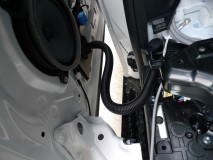  スライドドアへの通線も前回より簡単です。蛇腹にビニールテープでぐるぐる巻きにします。 