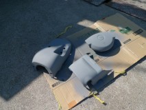 フロッキーコーティング依頼(郵送) まずは黒色のままだと下地の色が強すぎるので、プラサフでグレーにします。本当はここからパイルの色に下塗りした方がより発色が良くなるのですが、今回は予算の関係上このままいきます。