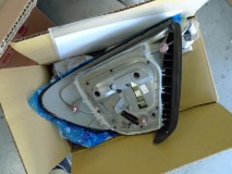  裏面をごっそりカットして中の基盤を取り出してLEDを打ち替えれば作業終了です。 