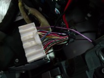 C25セレナの室内パネル全LED打ち替え 今回ナビ操作で加工した線です。NETにもあまり情報が出てなかったので、1本1本テスターでチェックして調べました。青線が走行パルスです。ちなみにTV見える化は施工済みでした。写真の紫線ボディーアースが追加されています。