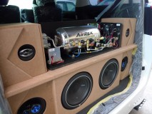 3型アルファードのコンプリートウーファー かなりきれいに各機器が配置されているので、そのまま照明を当てるだけで見世物になりそうです。