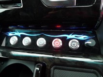 3型アルファードのコンプリートウーファー センターコンソールのスイッチボックスです。かなり良いできばえになりました。RGBのセンサーはスイッチの裏側に配置しています。一番右は調光で、スイッチパネルの照明とキャリパーカバーのLEDの明るさを調整します。もちろん消すことも可能。