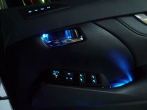 3型アルファードのコンプリートウーファー 事前に仕込んであったLEDにも電気を送ります。今回スイッチ1個ですべてのLEDをコントロールします。