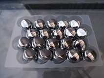  新品のホイールナットです。  表面はメッキ仕上げとなっているのでまずはエアブラストで表面の地金を出していきます。 